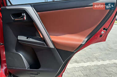 Внедорожник / Кроссовер Toyota RAV4 2015 в 