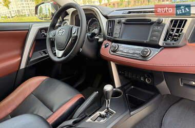 Внедорожник / Кроссовер Toyota RAV4 2015 в 