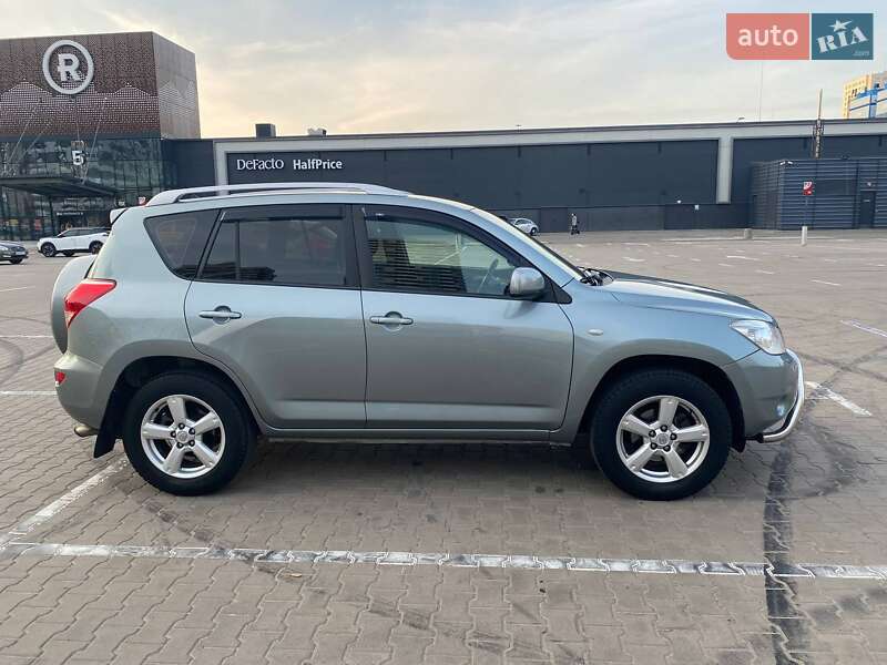 Внедорожник / Кроссовер Toyota RAV4 2006 в Киеве