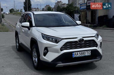 Внедорожник / Кроссовер Toyota RAV4 2020 в Киеве