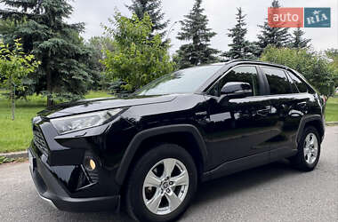 Позашляховик / Кросовер Toyota RAV4 2021 в 