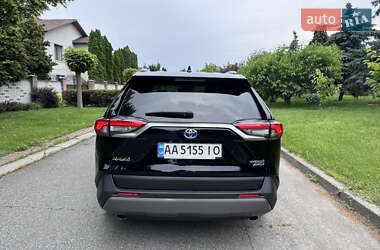 Позашляховик / Кросовер Toyota RAV4 2021 в 