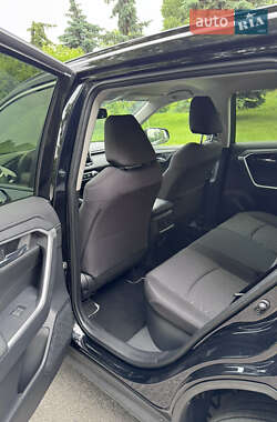 Позашляховик / Кросовер Toyota RAV4 2021 в 