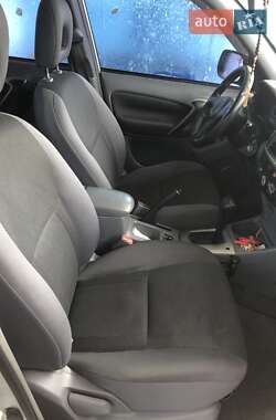 Позашляховик / Кросовер Toyota RAV4 2003 в 