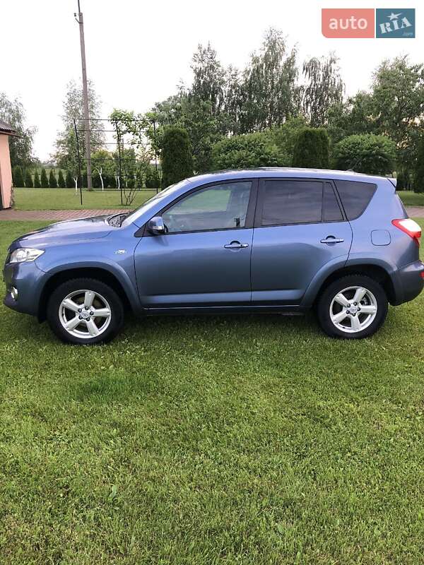 Внедорожник / Кроссовер Toyota RAV4 2011 в Ратным