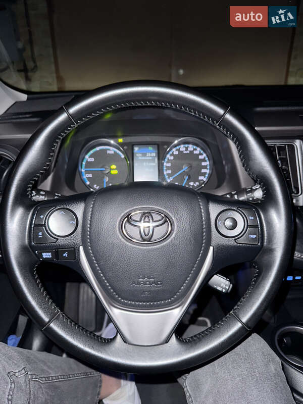 Внедорожник / Кроссовер Toyota RAV4 2017 в Ровно