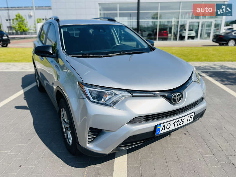 Внедорожник / Кроссовер Toyota RAV4 2017 в Мукачево