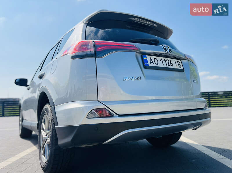 Внедорожник / Кроссовер Toyota RAV4 2017 в Мукачево