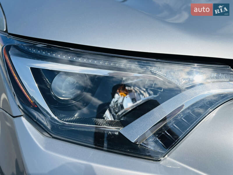 Внедорожник / Кроссовер Toyota RAV4 2017 в Мукачево