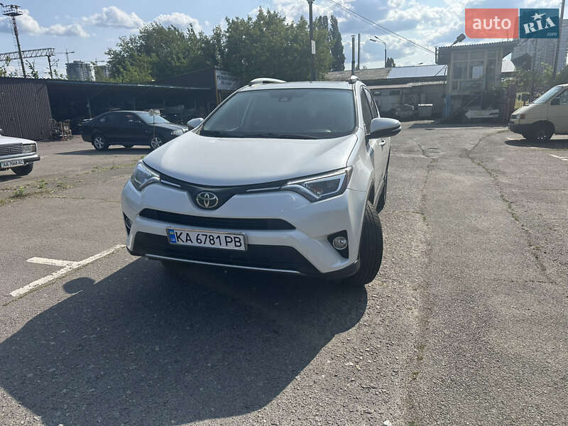 Внедорожник / Кроссовер Toyota RAV4 2016 в 