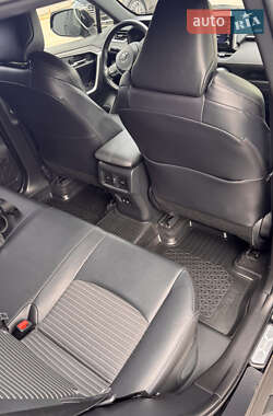 Внедорожник / Кроссовер Toyota RAV4 2020 в 