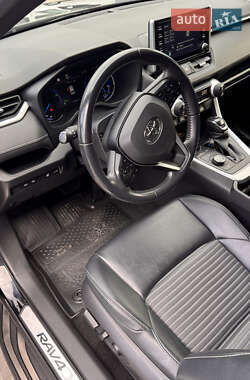 Внедорожник / Кроссовер Toyota RAV4 2020 в 