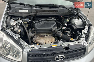 Внедорожник / Кроссовер Toyota RAV4 2005 в 