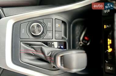 Внедорожник / Кроссовер Toyota RAV4 2023 в 