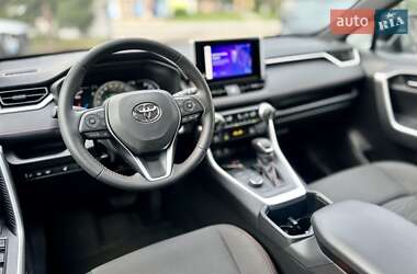 Внедорожник / Кроссовер Toyota RAV4 2023 в 