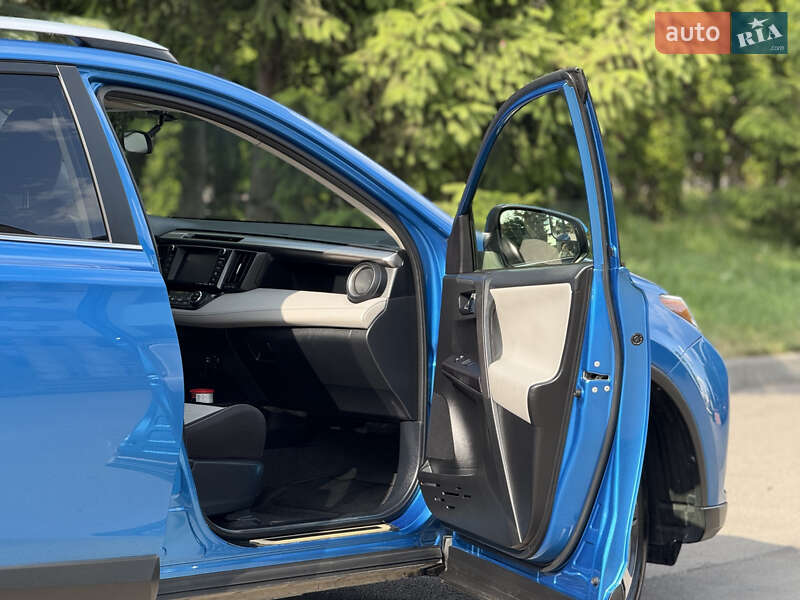 Внедорожник / Кроссовер Toyota RAV4 2016 в Тернополе