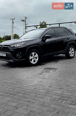 Внедорожник / Кроссовер Toyota RAV4 2021 в 