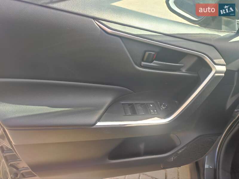 Внедорожник / Кроссовер Toyota RAV4 2021 в Умани