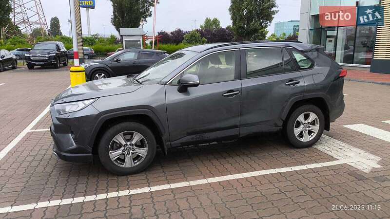 Внедорожник / Кроссовер Toyota RAV4 2021 в 