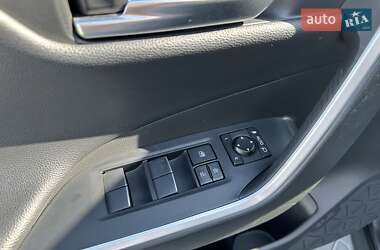 Позашляховик / Кросовер Toyota RAV4 2020 в 