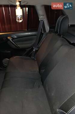 Позашляховик / Кросовер Toyota RAV4 2004 в  фото 5 Позашляховик / Кросовер Toyota RAV4 2004 в