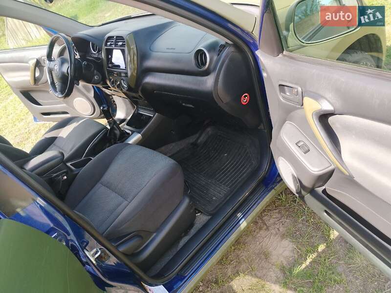 Позашляховик / Кросовер Toyota RAV4 2003 в Ізюмі