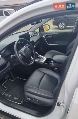 Внедорожник / Кроссовер Toyota RAV4 2023 в 