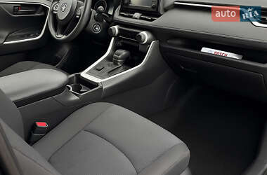 Внедорожник / Кроссовер Toyota RAV4 2020 в 
