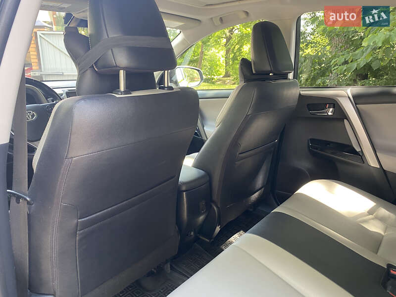 Позашляховик / Кросовер Toyota RAV4 2016 в Полтаві