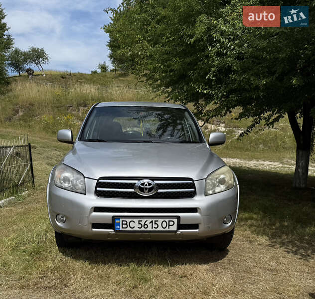 Позашляховик / Кросовер Toyota RAV4 2005 в 