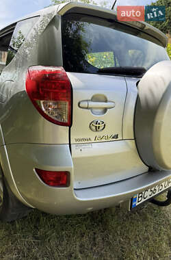 Позашляховик / Кросовер Toyota RAV4 2005 в 