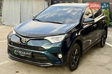 Позашляховик / Кросовер Toyota RAV4 2017 в 