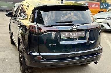 Позашляховик / Кросовер Toyota RAV4 2017 в 