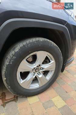 Внедорожник / Кроссовер Toyota RAV4 2021 в 