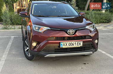 Позашляховик / Кросовер Toyota RAV4 2016 в 