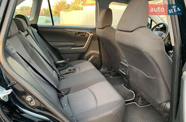 Позашляховик / Кросовер Toyota RAV4 2020 в 