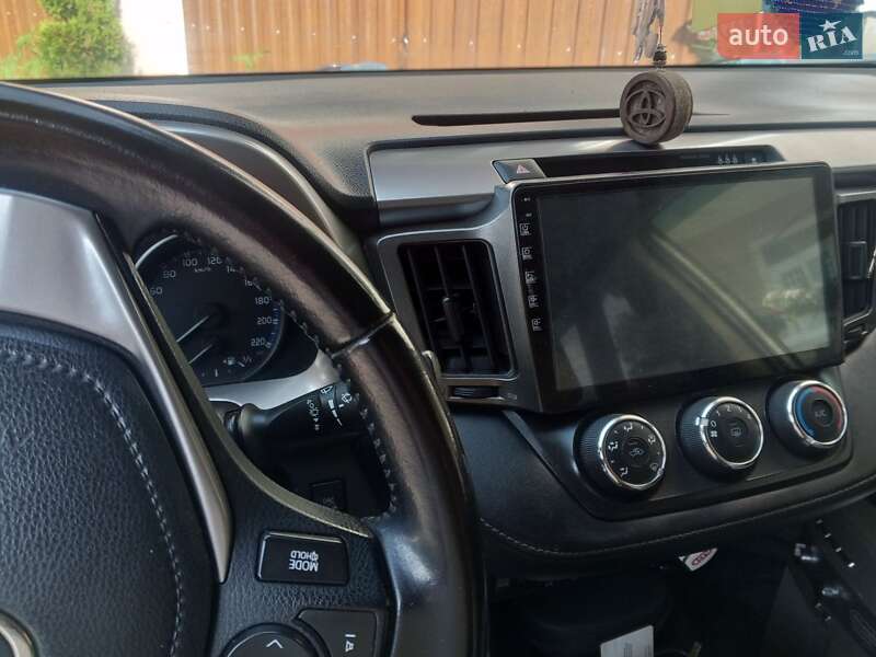 Позашляховик / Кросовер Toyota RAV4 2017 в Тячеві