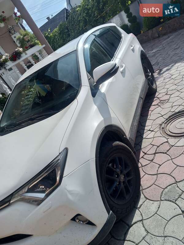 Позашляховик / Кросовер Toyota RAV4 2017 в Тячеві
