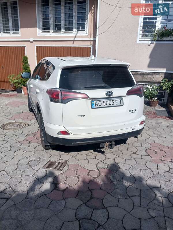 Позашляховик / Кросовер Toyota RAV4 2017 в Тячеві