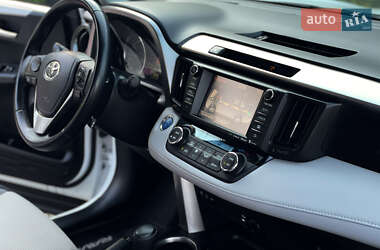 Внедорожник / Кроссовер Toyota RAV4 2016 в 