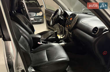 Внедорожник / Кроссовер Toyota RAV4 2004 в 