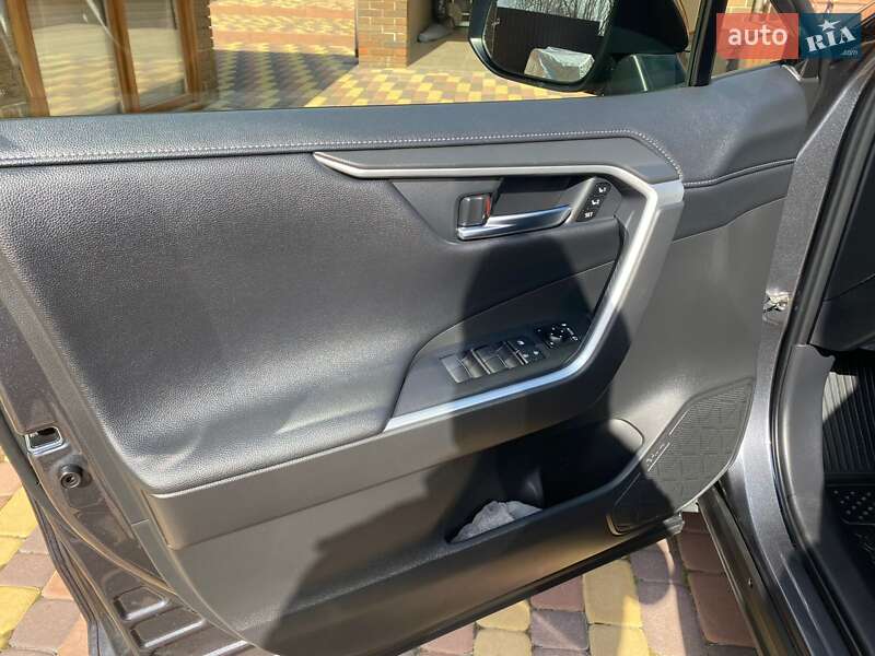 Внедорожник / Кроссовер Toyota RAV4 2020 в Киеве