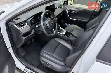 Позашляховик / Кросовер Toyota RAV4 2023 в 