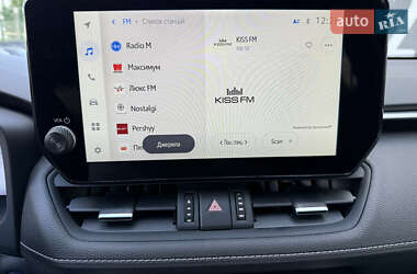 Позашляховик / Кросовер Toyota RAV4 2023 в 
