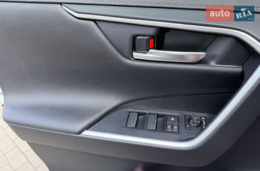 Позашляховик / Кросовер Toyota RAV4 2023 в 