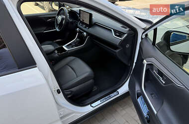 Позашляховик / Кросовер Toyota RAV4 2023 в 