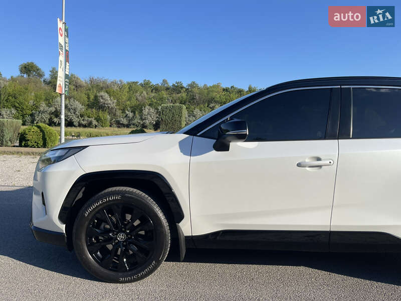 Позашляховик / Кросовер Toyota RAV4 2023 в Дніпрі