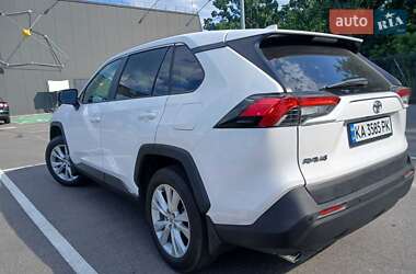 Позашляховик / Кросовер Toyota RAV4 2022 в 