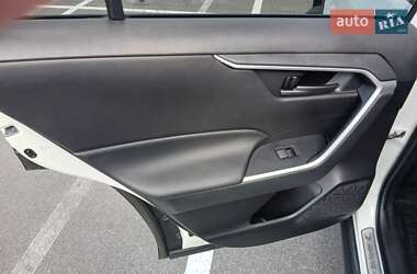 Позашляховик / Кросовер Toyota RAV4 2022 в 