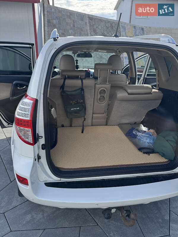 Внедорожник / Кроссовер Toyota RAV4 2010 в Городке
